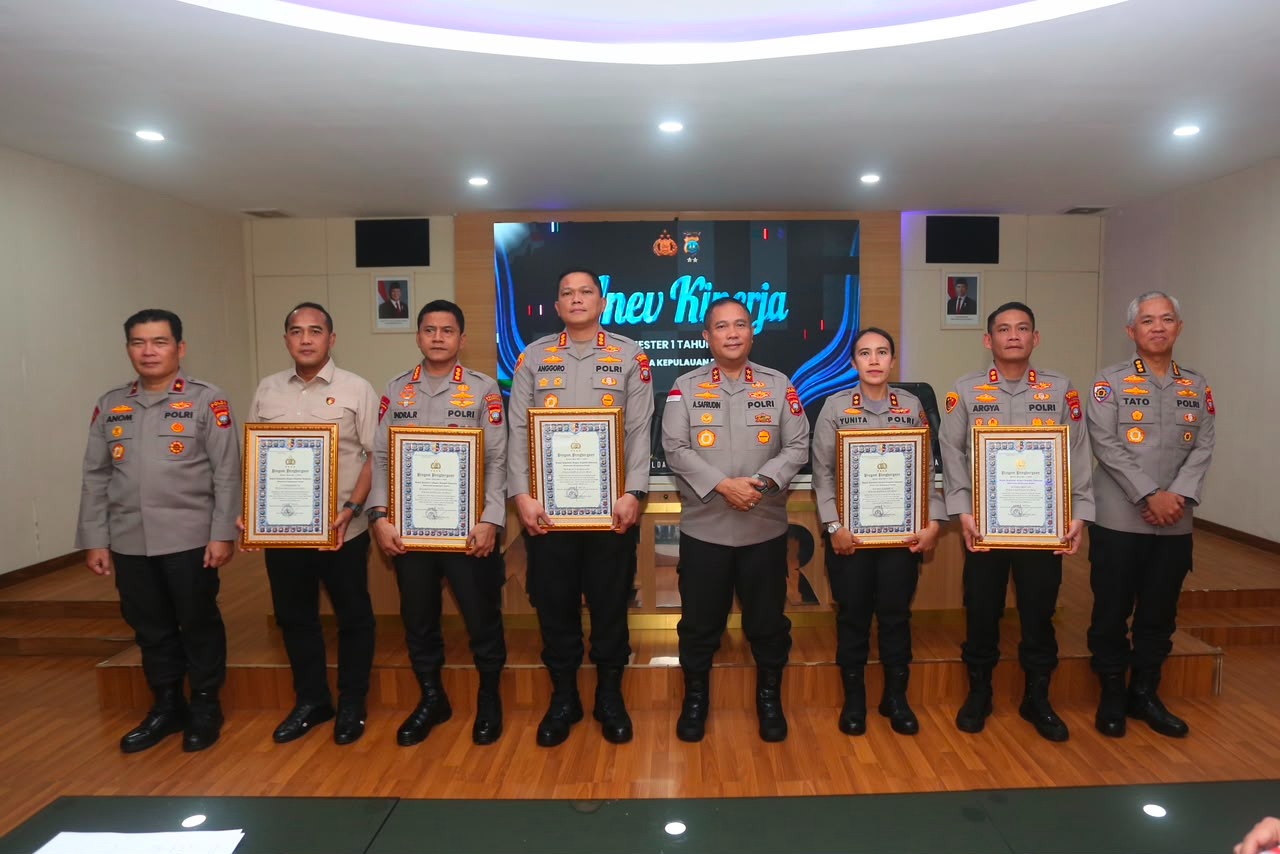Kapolda Kepri Serahkan Piagam Penghargaan Kapolri Kepada Lima Satuan Kerja Peraih Predikat Pelayanan Prima