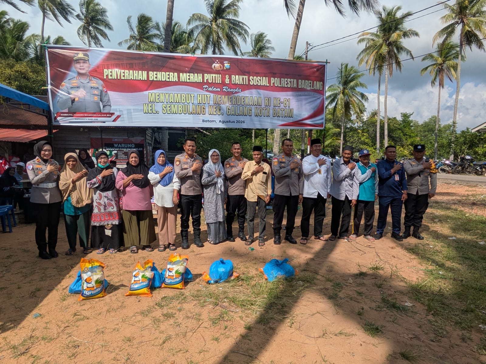 Polresta Barelang Serahkan Ratusan Bendera Merah Putih dan Salurkan Bantuan Sosial di Sembulang Sambut HUT Kemerdekaan RI Ke-81