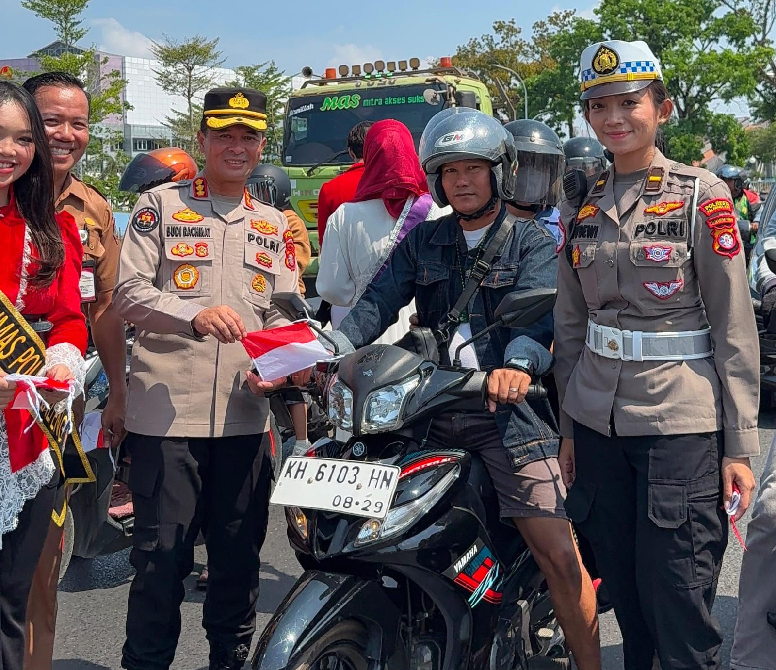 Sambut HUT ke-81 RI, Polda Kalteng Bagikan Bendera Merah Putih ke Pengendara