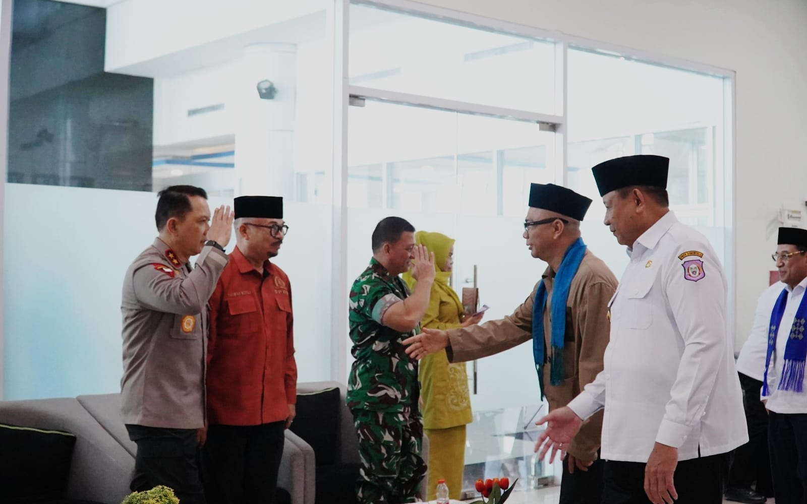Kapolda Gorontalo dan Forkopimda Sambut Kedatangan Wamendagri, Jamintel, serta Wamenkes di Bandara Djalaluddin