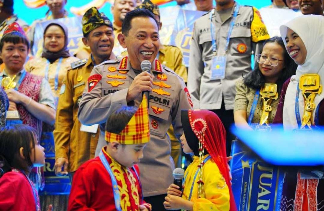 Saat Kapolri Duduk Bareng 3 Anak Pendongeng, Simak Cerita hingga Doakan Ibu yang Sakit