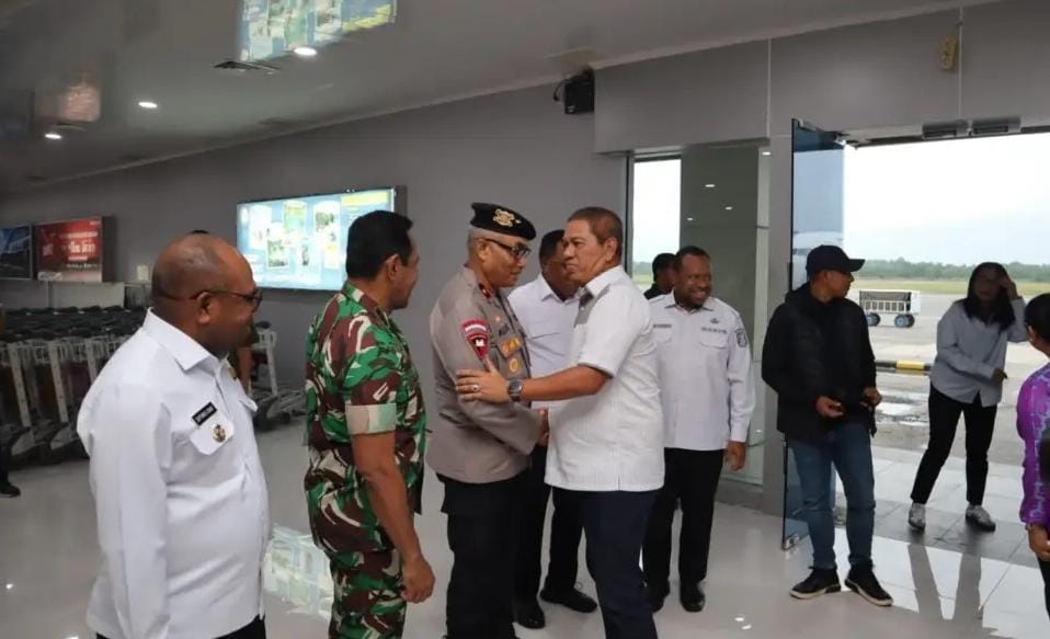 Transit di Bandara Deo Sorong, Wagub dan Kapolda Papua Barat Daya Sambut Hangat Kajati Papua Barat Baru