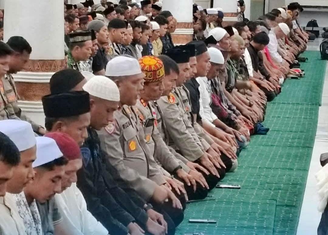Khusyuk dan Berselimut Doa, Polda Aceh Bersama Warga Awali Hari Damai Aceh ke-XXI dengan Salat Subuh Berjamaah