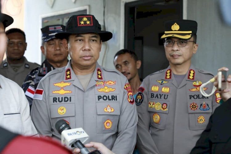 Hadir di Tengah Warga Flores, Kapolda dan Gubernur NTT Beri Dukungan Moril Pasca-Gempa