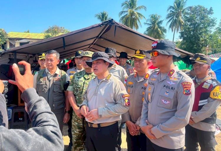Wujud Nyata Kepedulian Polri, Astamaops Kapolri Tinjau Pengungsi Gempa di Reo dan Salurkan 2.500 Paket Bantuan