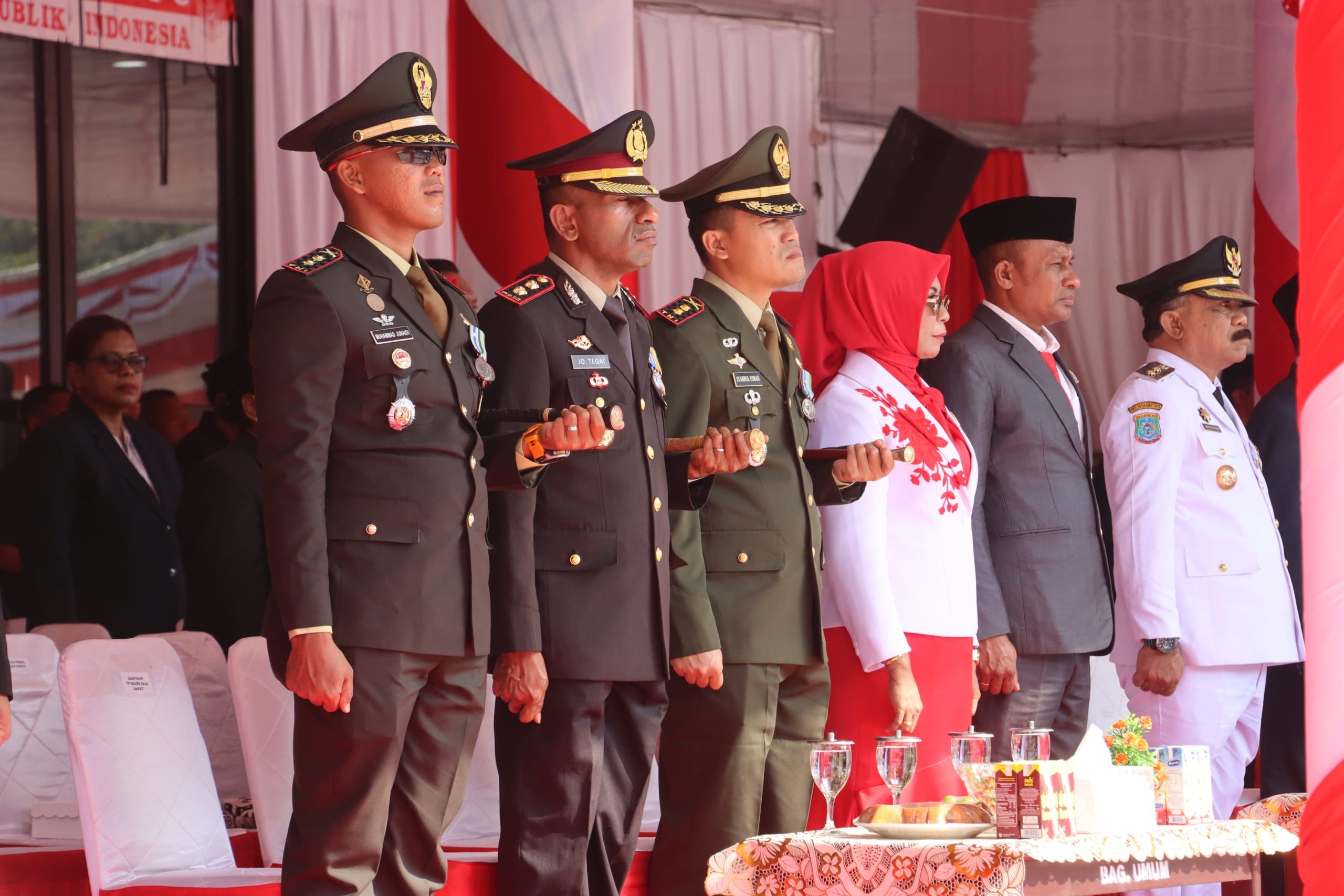 Khidmat dan Patriotik, Kapolres Raja Ampat Hadiri Upacara HUT Kemerdekaan RI ke-81 di Halaman Kantor Bupati