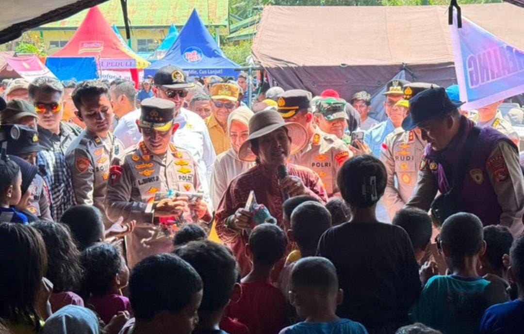 Salurkan Bantuan Logistik, Kapolri Bersama Titiek Soeharto Tinjau Langsung Korban Gempa M 7,7 di NTT