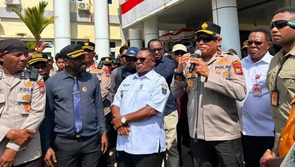 Temui Ratusan Pendemo, Kapolda Papua Barat Daya Tegaskan Bakal Usut Tuntas Penembakan 3 Warga Maybrat