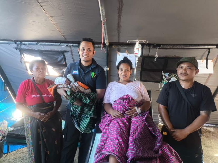 Secercah Harapan di Tenda Pengungsian: Ibu Korban Gempa Flores Melahirkan dengan Selamat Dibantu Dokkes Polri