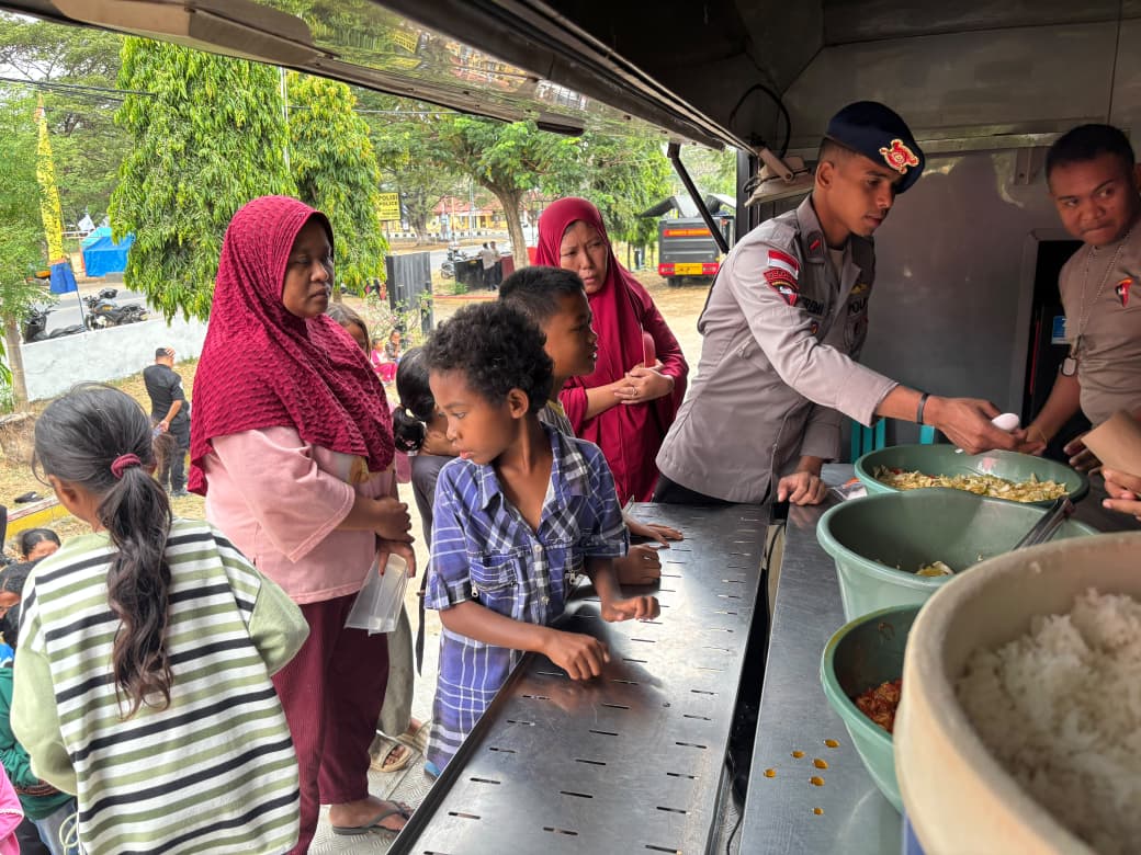 Polri Hadir di Tengah Warga, Dapur Lapangan Brimob NTT Siapkan Makanan untuk Korban Gempa di Nagekeo