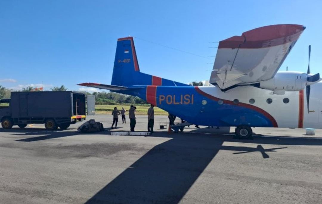Percepat Bantuan NTT, Pesawat Polri Mendarat di Ngada Kirim Tenda Brimob untuk Korban Gempa
