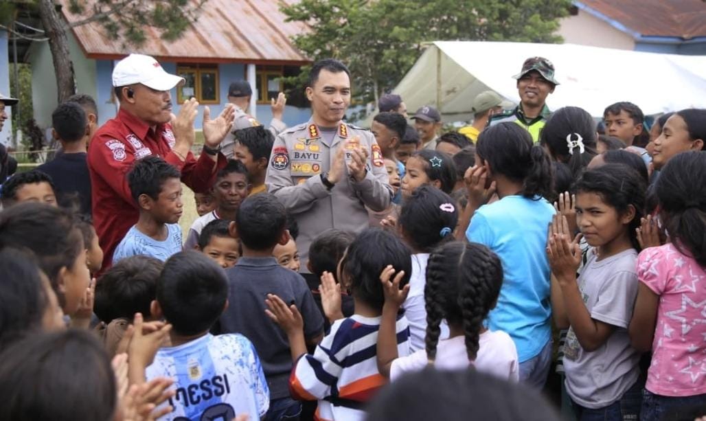 Secercah Harapan Pascagempa: Saat Tawa Anak-Anak NTT Kembali Merekah Bersama Kasatgas Humas Polri