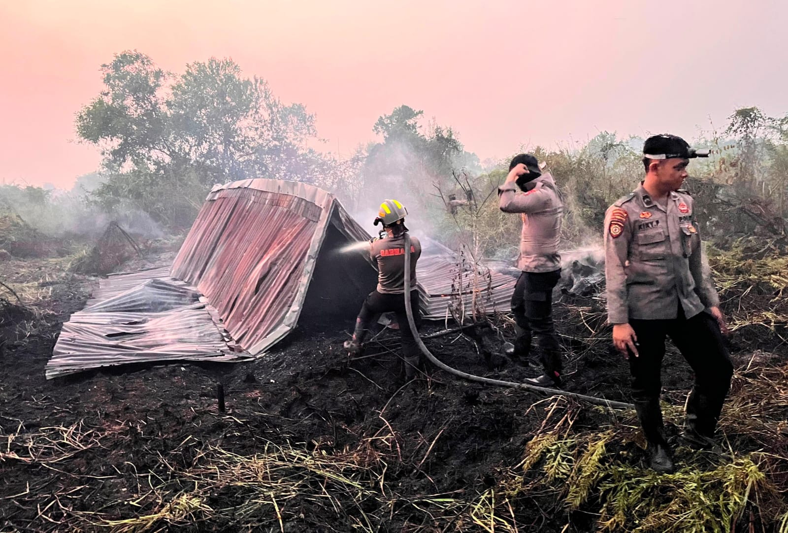 Respon Cepat Ditsamapta Polda Kalteng, Padamkan Karhutla Dekat Permukiman