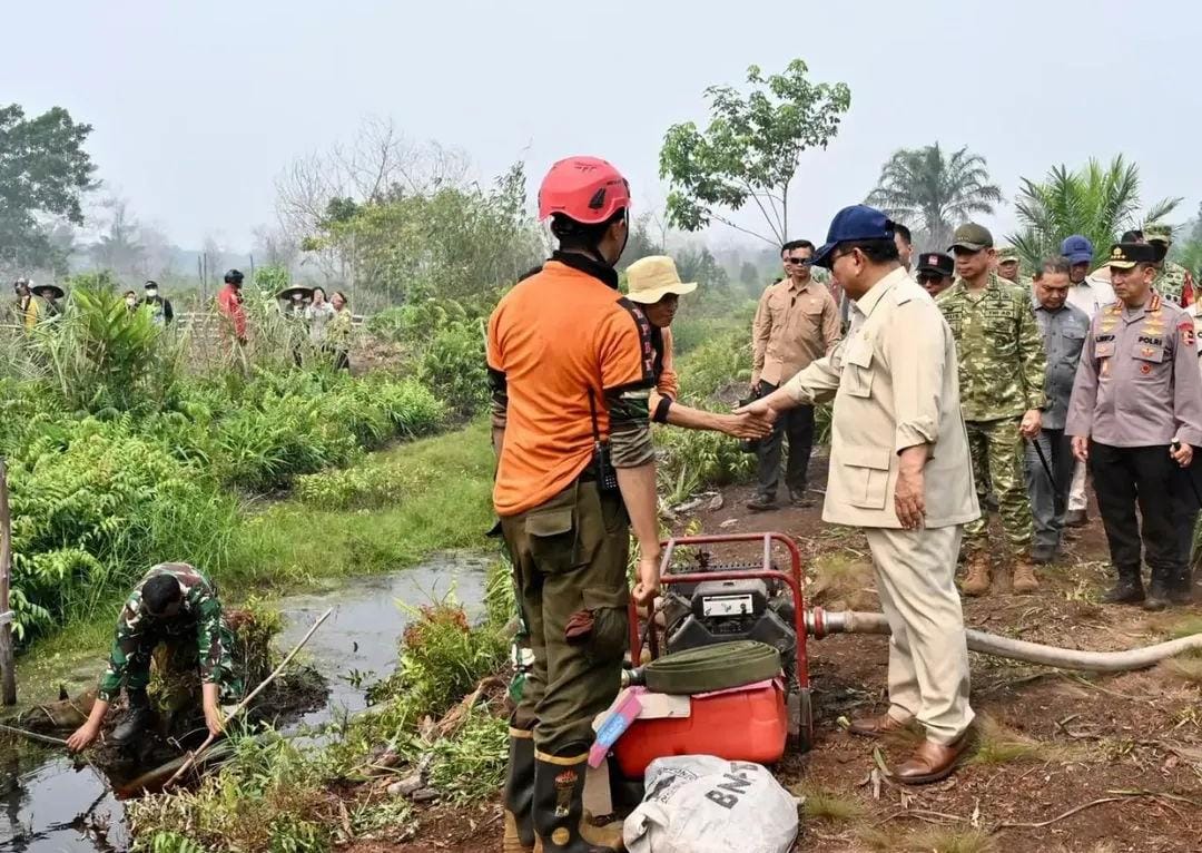 Kapolri dan Panglima TNI Dampingi Presiden Prabowo Tinjau Lokasi Karhutla di Kalimantan Barat