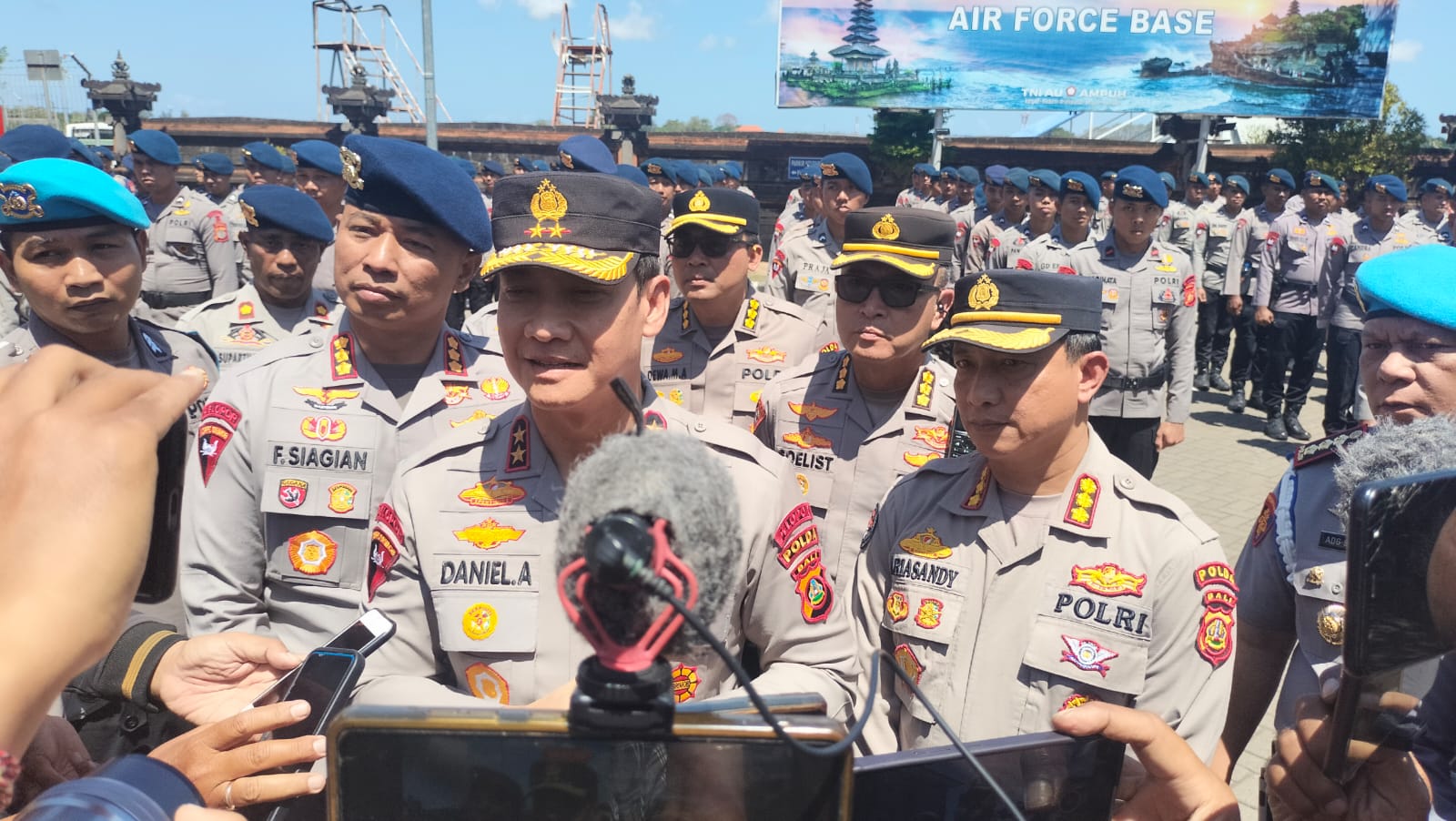 Wujud Tanggap Darurat, Kapolda Bali Pimpin Langsung Pemberangkatan 110 Personel Satbrimob BKO Karhutla Kalimantan Barat