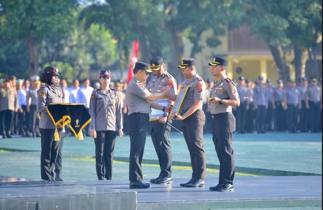 Kapolda Gorontalo Serahkan Penghargaan Kapolri, Tiga Polres Raih Kategori Pelayanan Prima