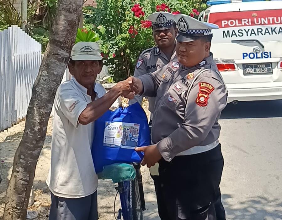 Peduli Sesama, Sat Lantas Polres Bone Bolango Bagikan Sembako Sembari Edukasi Tertib Lalu Lintas