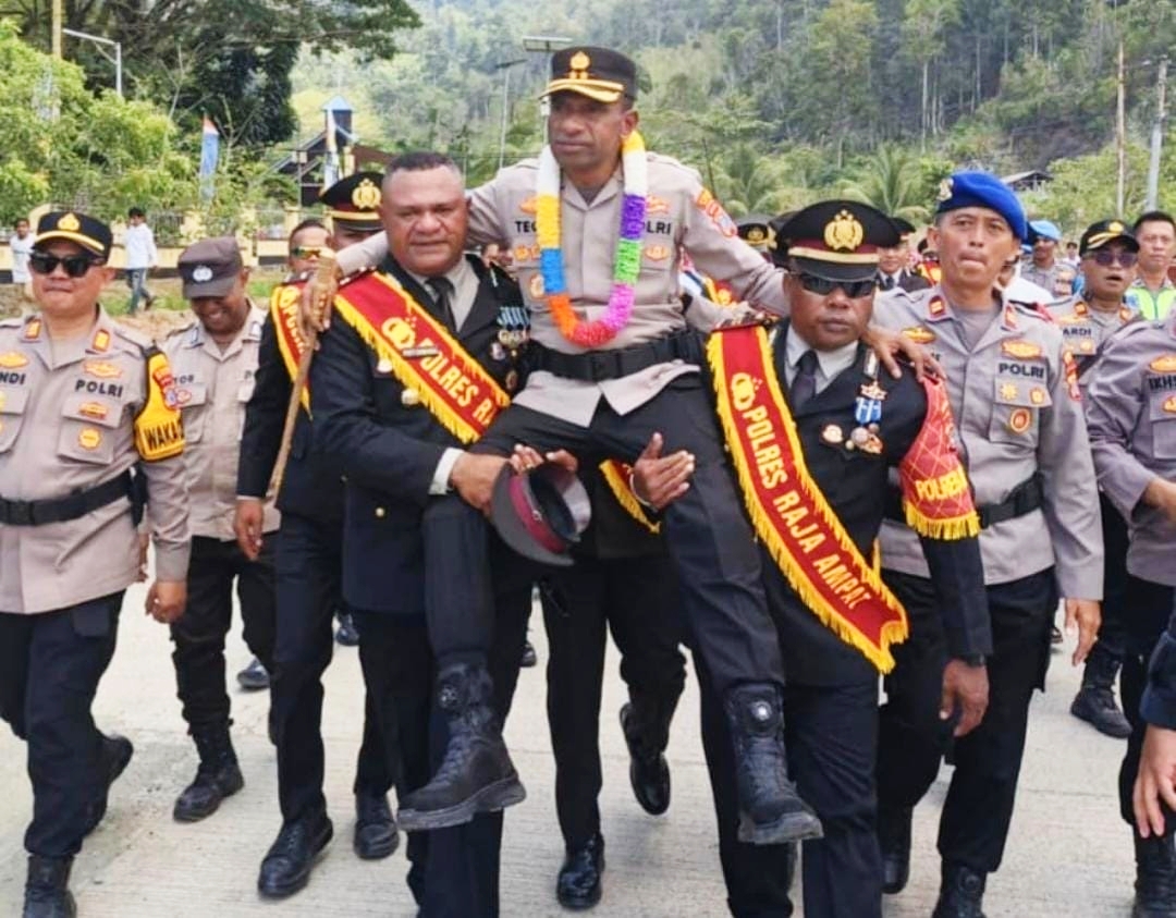 Ada Jutaan Kisah di Raja Ampat, Tangis Haru Iringi Pelepasan AKBP Jems Oktovianus Tegai ke Tempat Tugas Baru