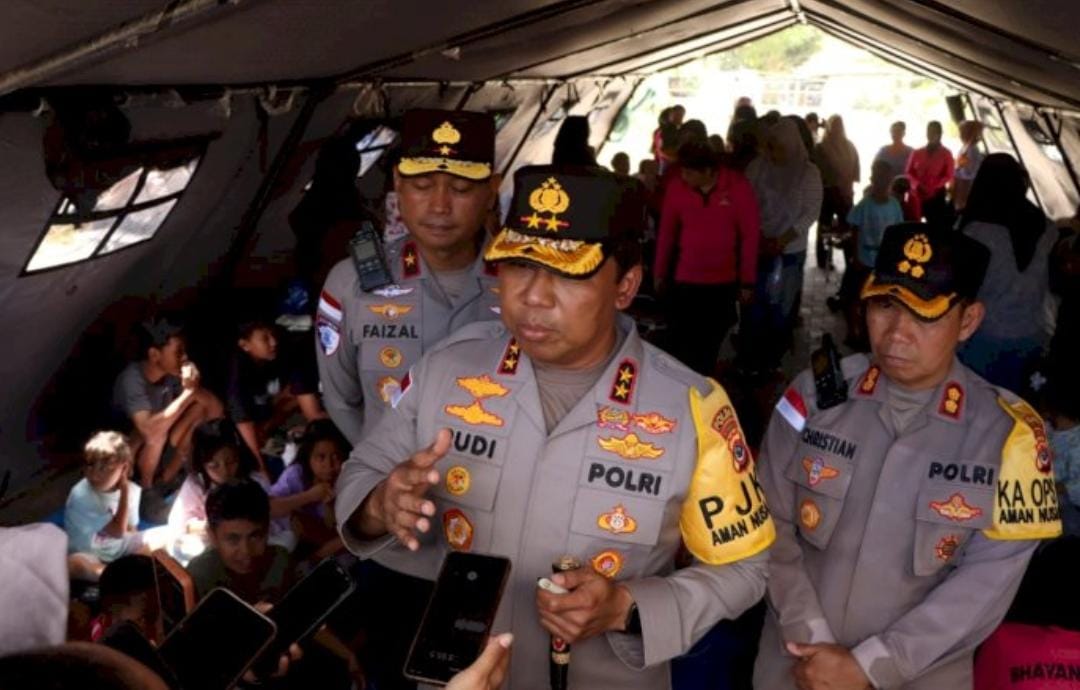 Hadir di Tengah Pemulihan, Polri Siaga 24 Jam: Jaga Rumah Warga dan Bersihkan Puing Pascagempa Flores