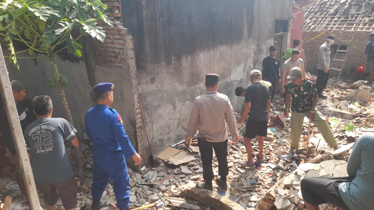 Polri Hadir di Tengah Warga, Bersihkan Puing Pascaledakan di Panimbang