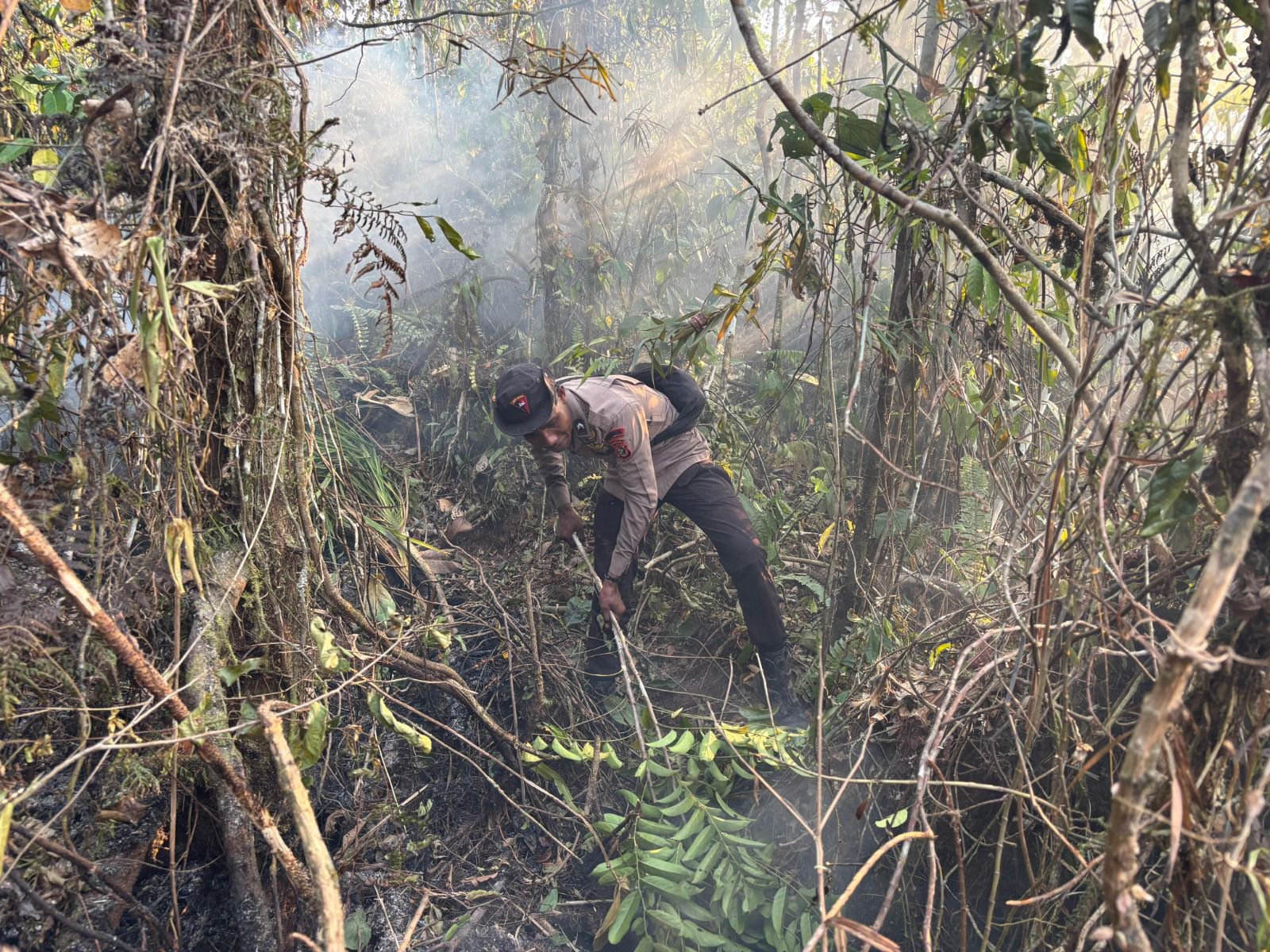 Penanganan Karhutla Hari ke Enam, Satbrimob Polda Papua Kembali Turun di Biak
