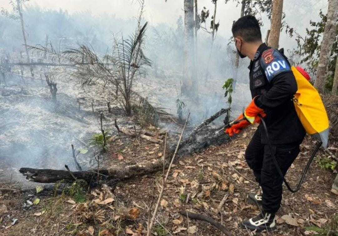 Respons Cepat Satbrimob Polda Jambi Jinakkan Kobaran Api di Kabupaten Tebo