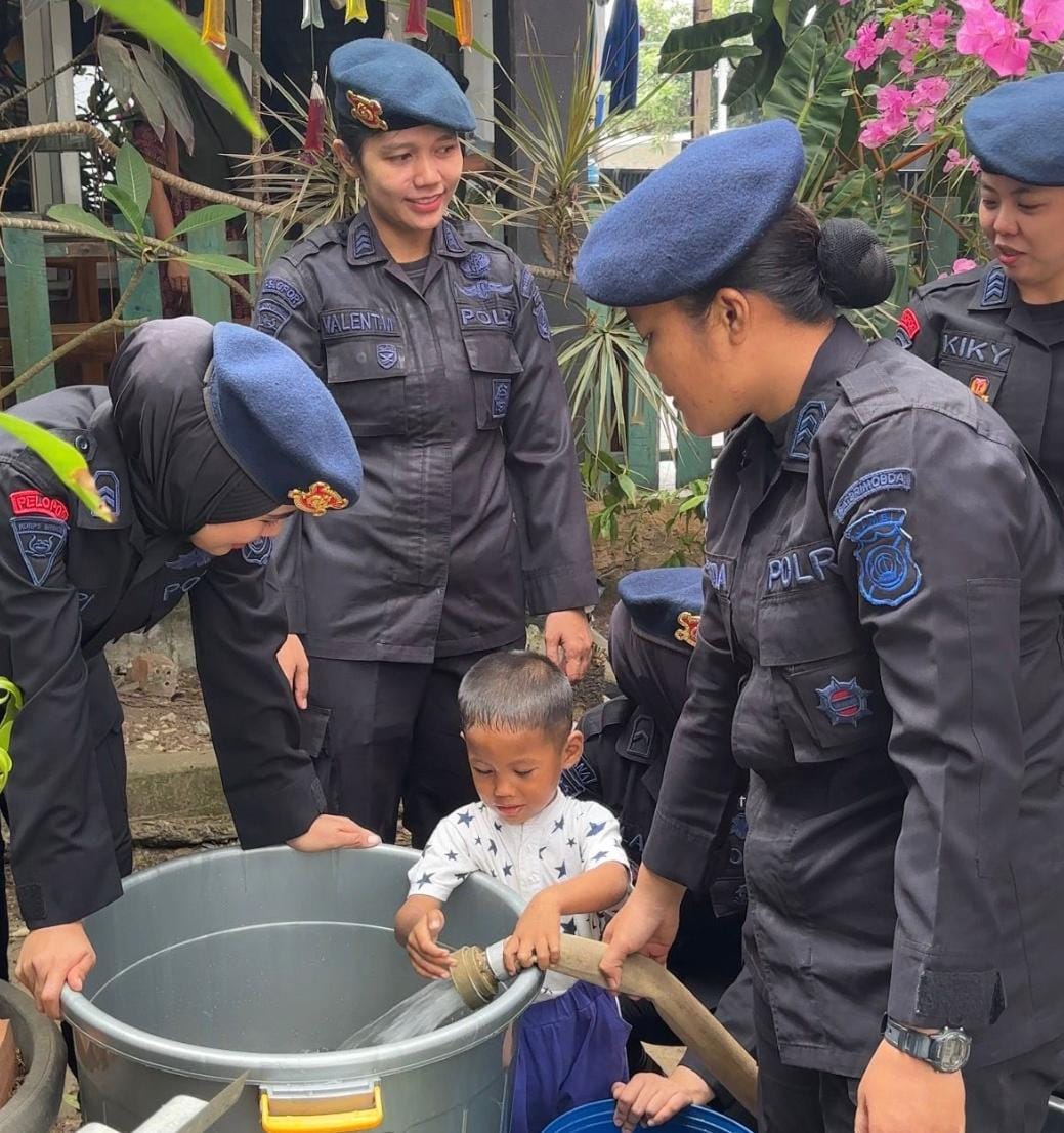 Polwan Satbrimob Polda Jambi Salurkan Air Bersih ke Panti Asuhan Al-Amin