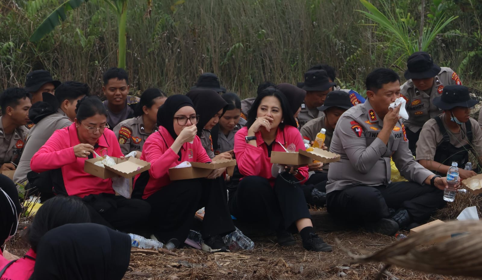 Wujud Kepedulian, Bhayangkari Polda Kalteng Sambangi Satgas Dalkarhutla Beri Semangat dan Motivasi