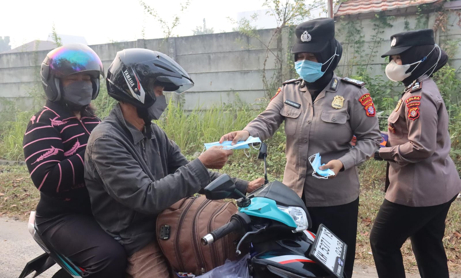 Peringati HUT ke-78 Polwan RI, Polwan Polda Kalteng Bagikan Masker kepada Masyarakat