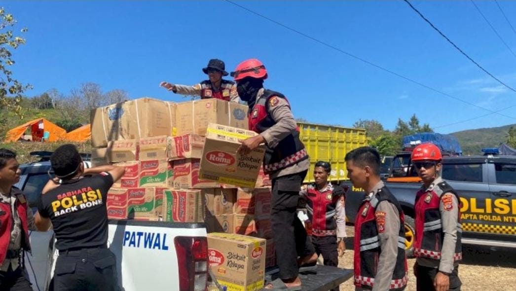 Bantu Pemulihan Gempa Flores, Polri Distribusikan Perlengkapan Sekolah hingga Dukungan Logistik
