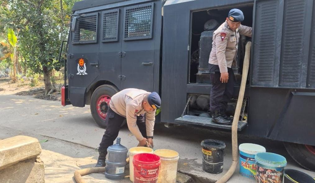 Brimob Polda Jambi Salurkan Air Bersih untuk Pesantren dan Masyarakat