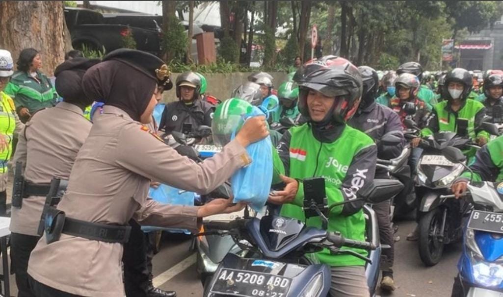 Polda Metro Jaya Bagikan Ratusan Sembako untuk Driver Ojol, Sinergi Jaga Kamtibmas Jakarta