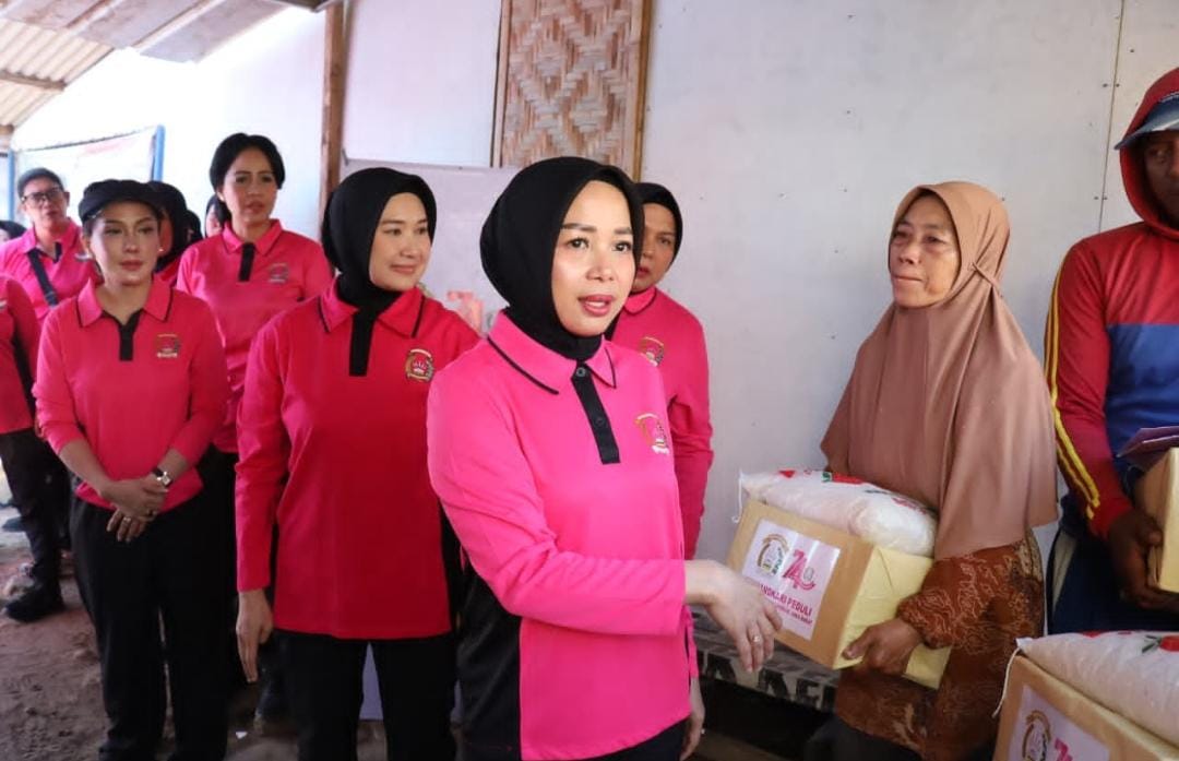 Kapolda Jabar dan Ketua Bhayangkari Daerah Salurkan Bantuan Sosial untuk Masyarakat Nelayan Pangandaran