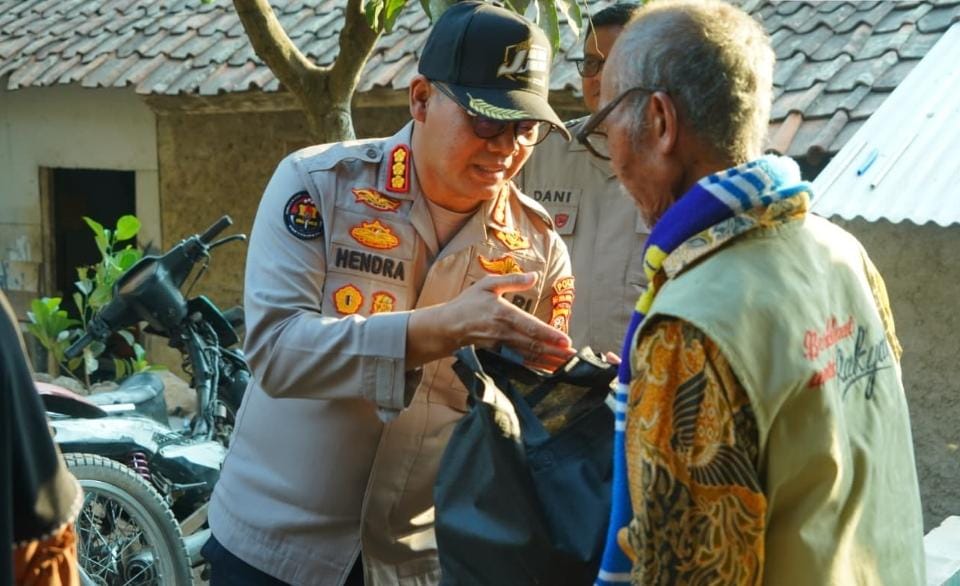 Polda Jabar Salurkan Bantuan Air Bersih dan Sembako untuk Warga Terdampak Kemarau di Gunung Geulis Sumedang