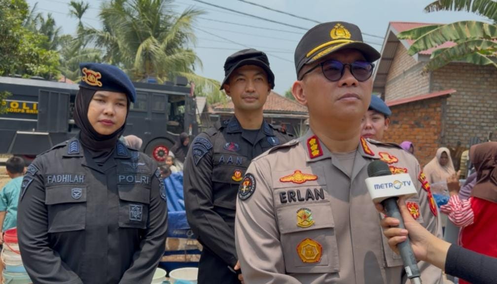 Brimob Polda Jambi Salurkan Air Bersih, Bantu Warga Terdampak Kekeringan di Muaro Jambi