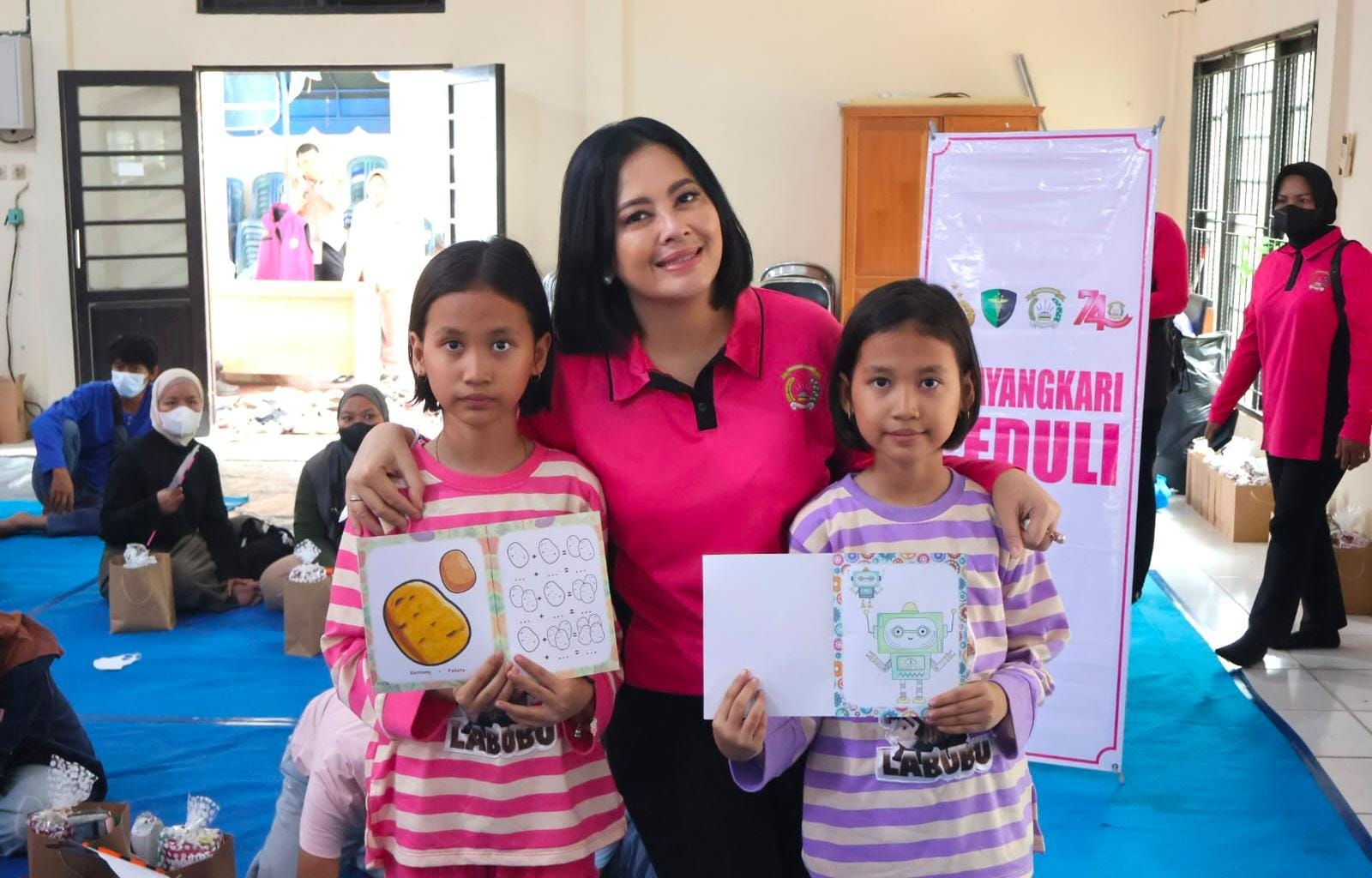 Ketua Bhayangkari dan Tim Psikologi SDM Polda Kalteng Berikan Trauma Healing untuk Masyarakat dan Anak-anak Terdampak Kabut Asap