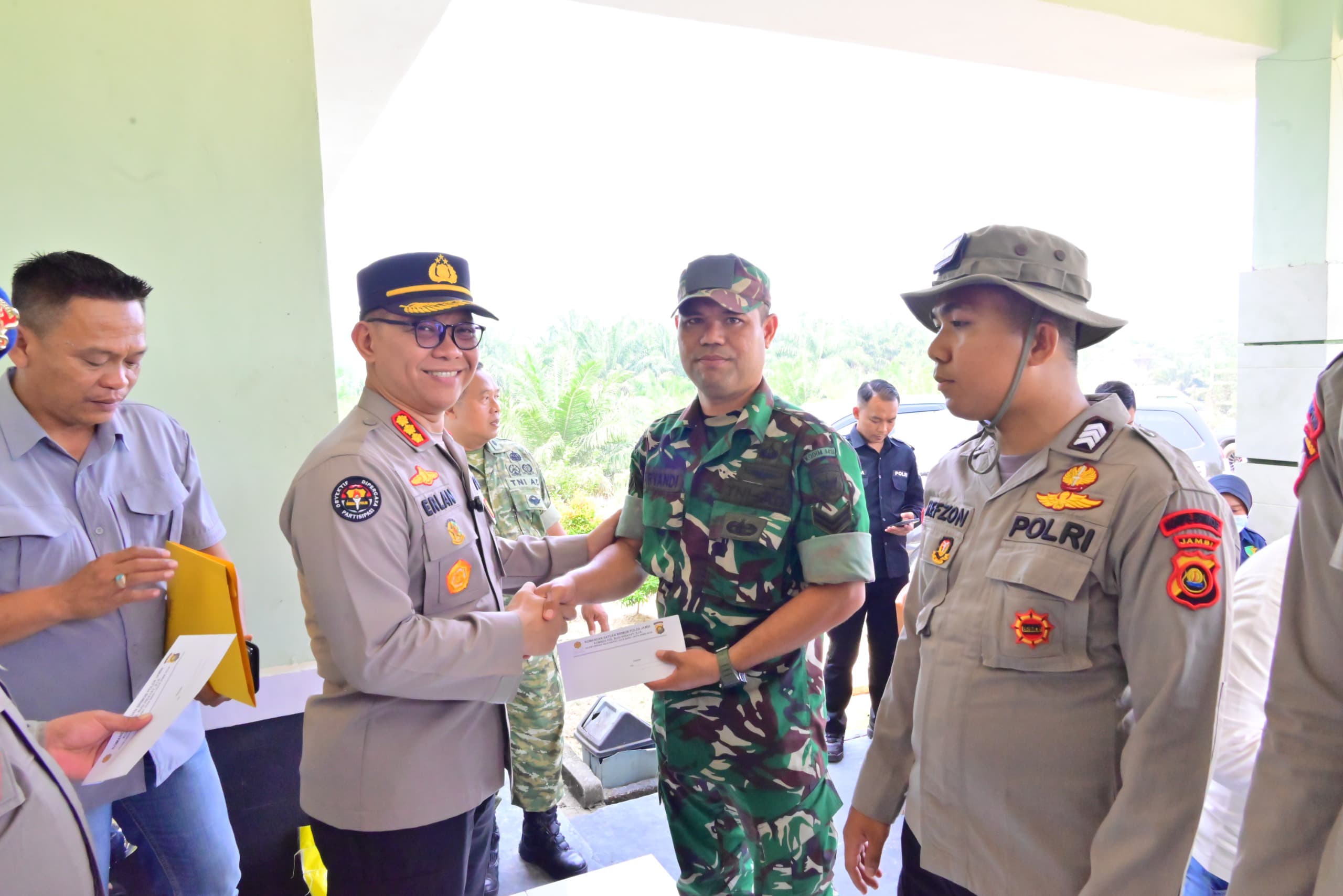 Brimob Polda Jambi Peduli Satgas dan Masyarakat di Tengah Penanganan Karhutla