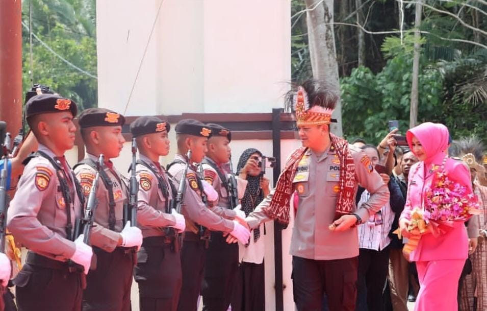 Tradisi Penyambutan dan Pelepasan Warnai Pergantian Kepemimpinan Kapolda Papua Barat Daya