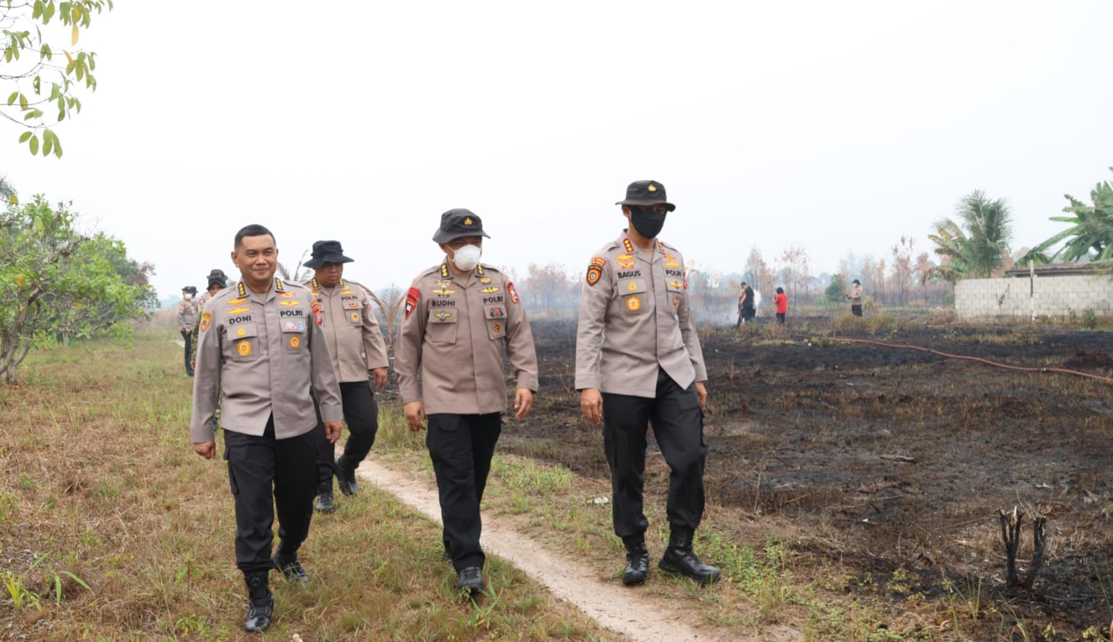 Satgas Edukasi Karhutla Aman Nusa II Lakukan Pendinginan Lahan Terbakar di Jalan Mahir Mahar