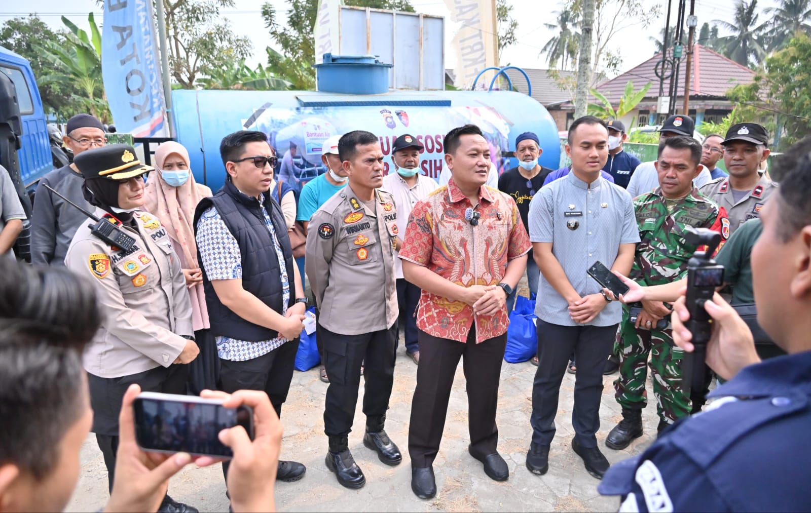 Ditreskrimsus Polda Jambi Salurkan 10 Ton Air Bersih dan 100 Paket Sembako untuk Warga Kenali Asam Atas