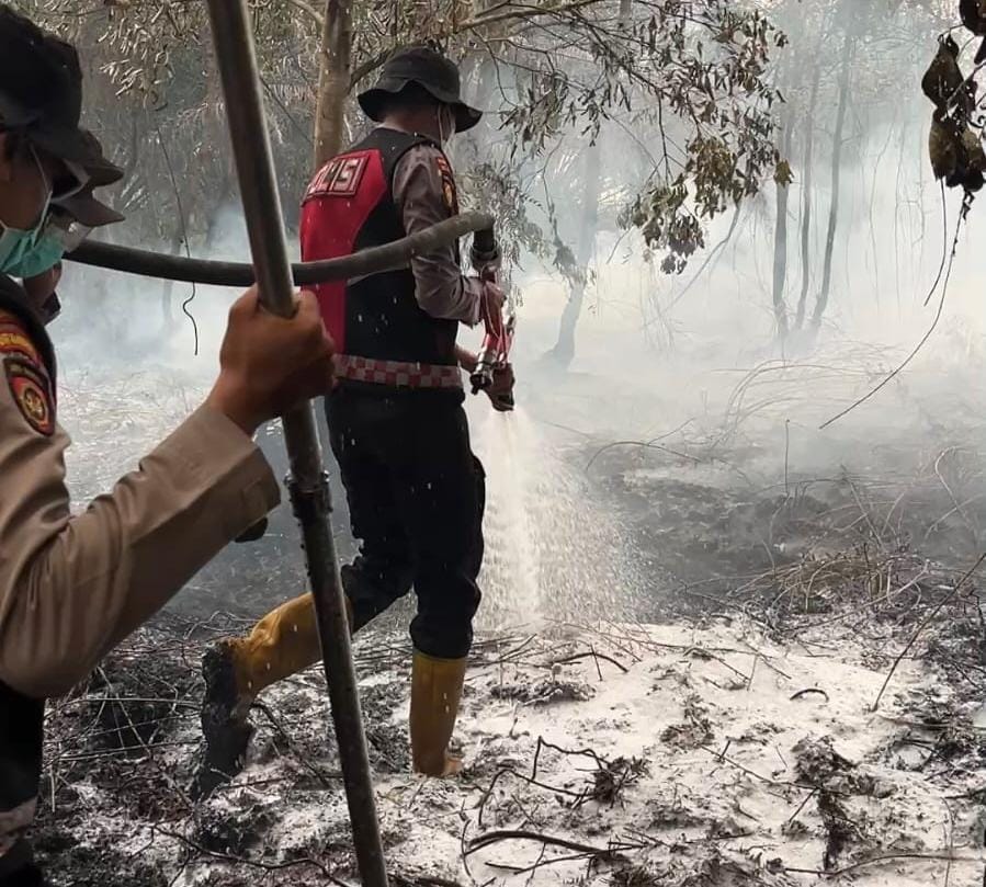 Dirsamapta Polda Kalteng Pantau Langsung Penggunaan Larutan Surfaktan Dalam Penanganan Karhutla