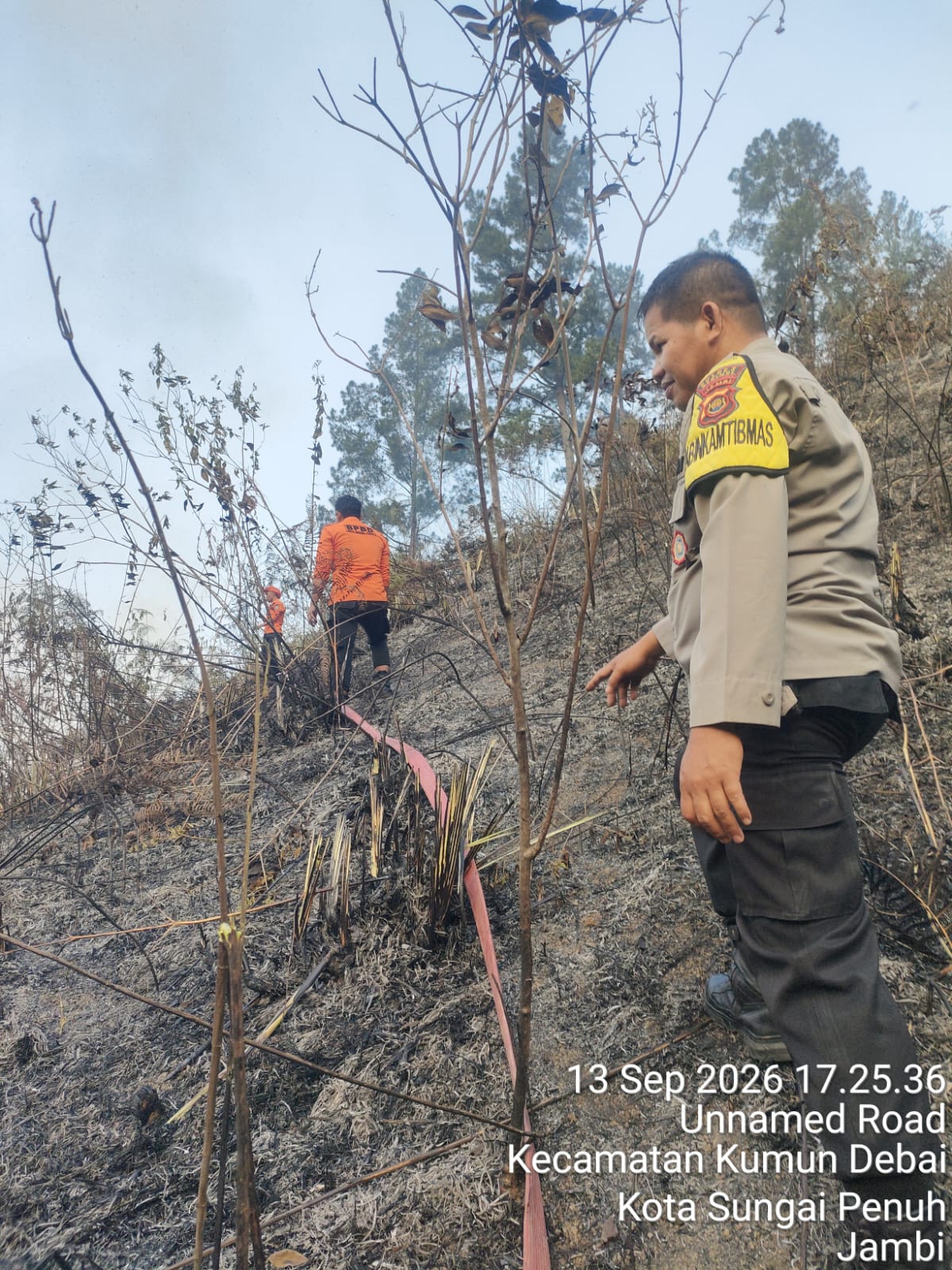 Polsek Sungai Penuh Bersama Damkar Padamkan Karhutla Seluas 0,5 Hektare di Ulu Air