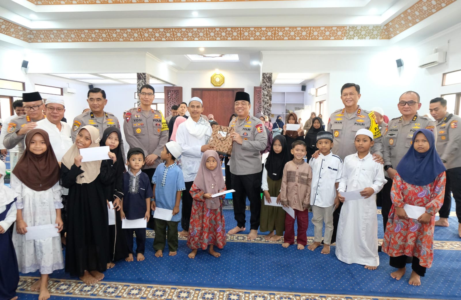 Sentuhan Hangat Wakapolri di Masjid Natabel Jannah: Sapa Warga Palangka Raya dan Santuni Anak Yatim