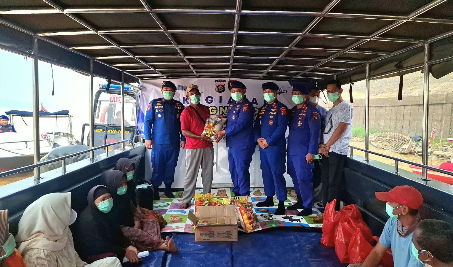 Ditpolairud Polda Jambi Sambangi Warga, Bagikan Masker dan Sembako di Tengah Kabut Asap