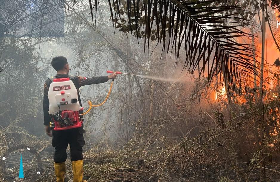 Tak Kenal Lelah, Personel Polda Kalteng Gempur Karhutla di Penjuru Kota Palangka Raya