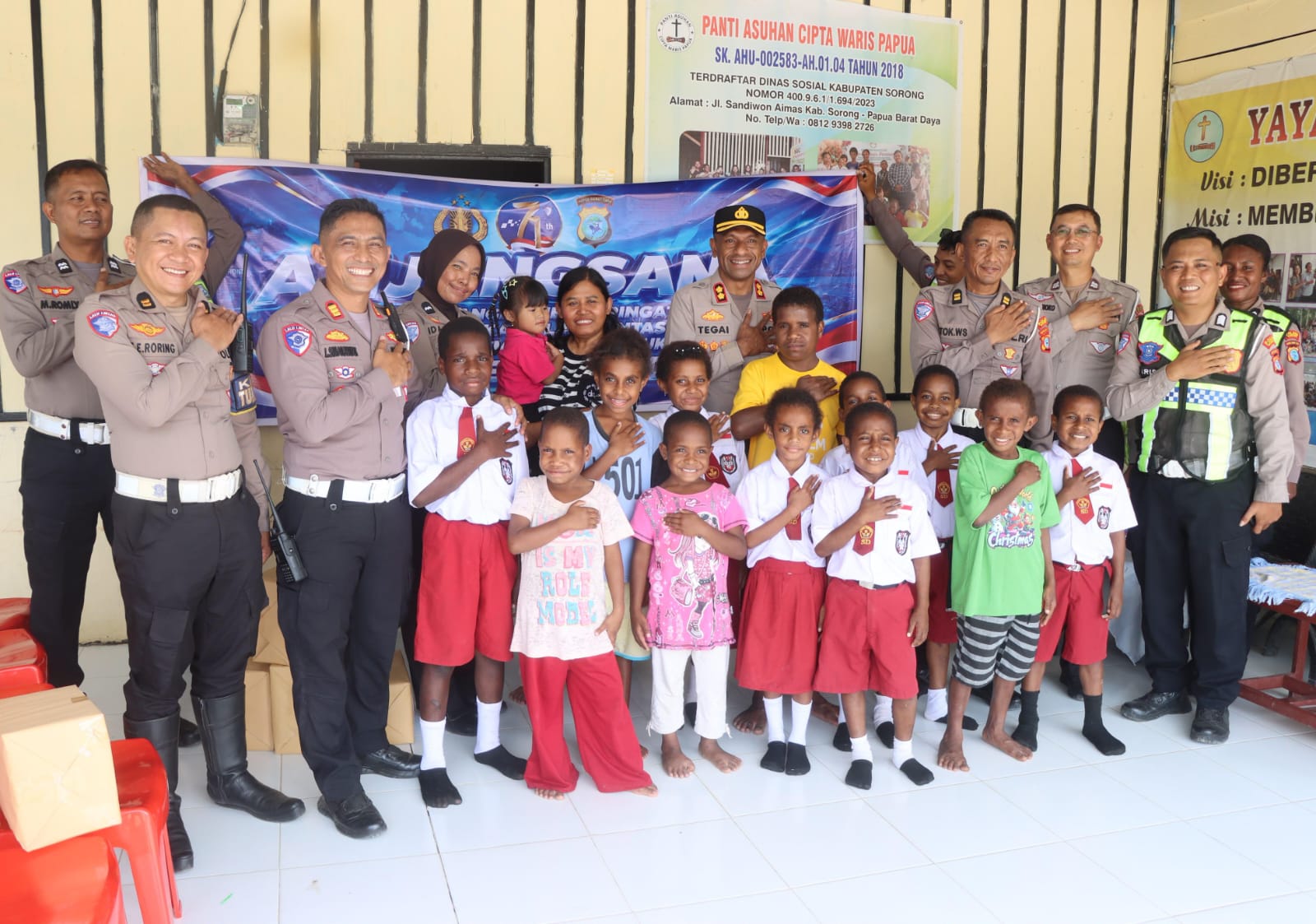 Sambut HUT ke-71 Polantas, Kapolres Sorong Gelar Anjangsana dan Berbagi Bantuan di Panti Asuhan