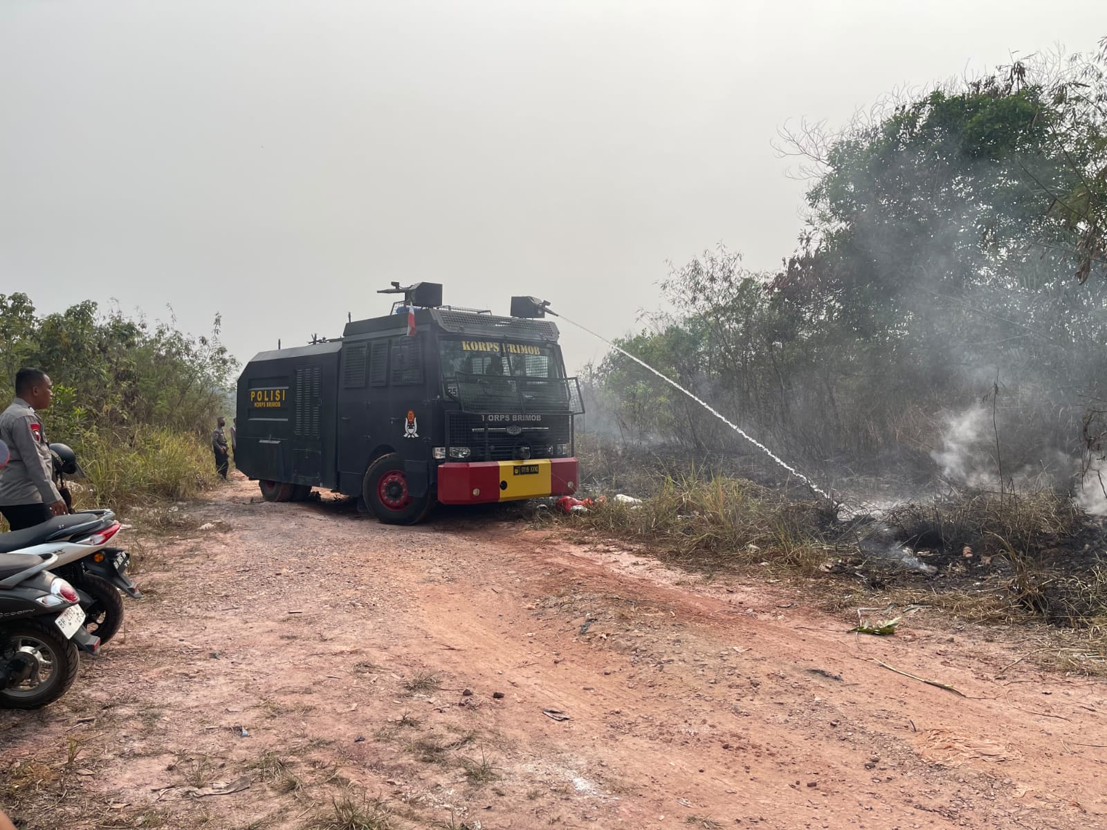 Brimob Polda Jambi Respons Cepat Padamkan Kebakaran Lahan di Jalan Lingkar Selatan