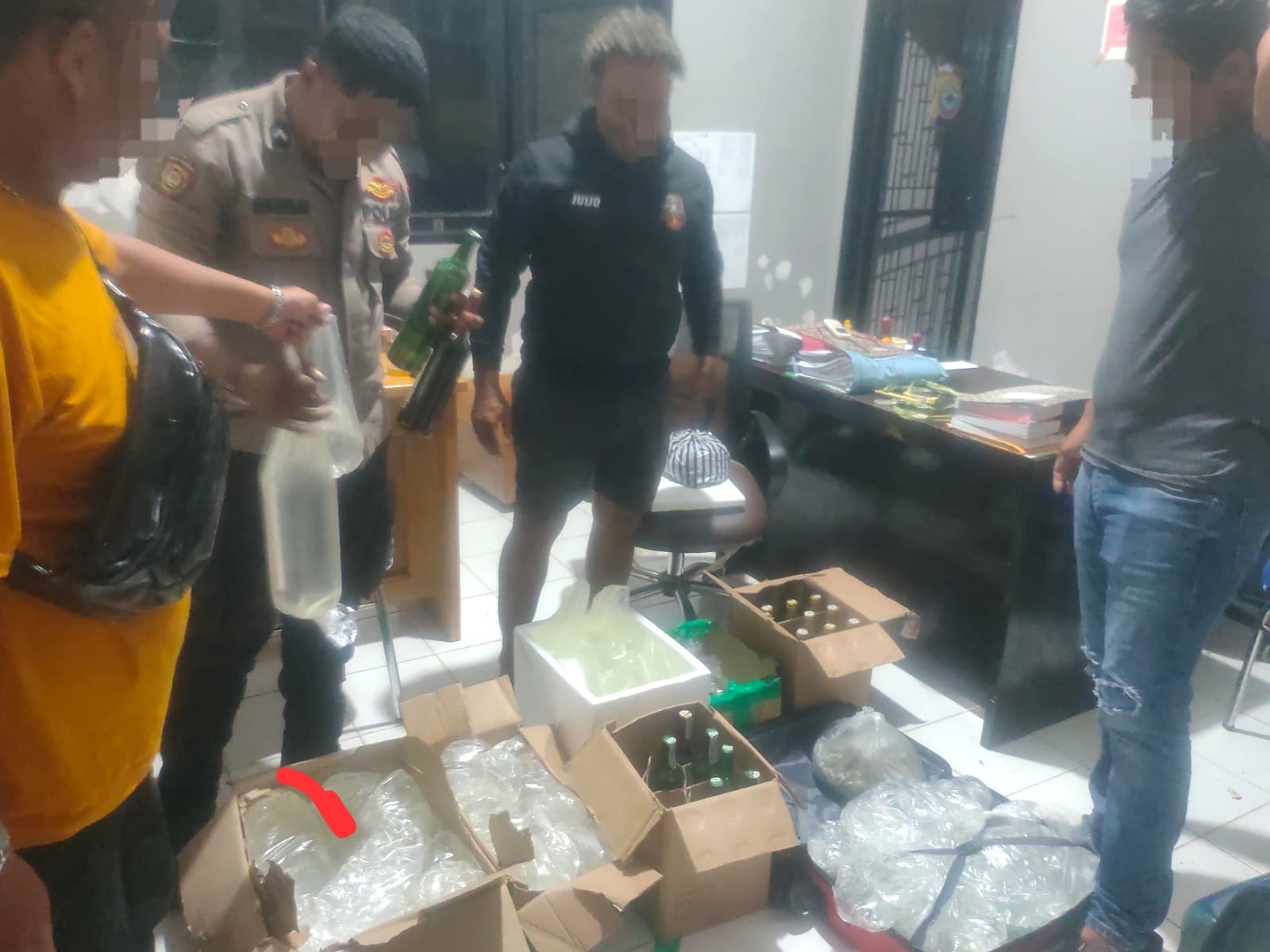 Polres Raja Ampat Gagalkan Penyelundupan Ratusan Liter Miras Ilegal di Pelabuhan Logbon Waisai