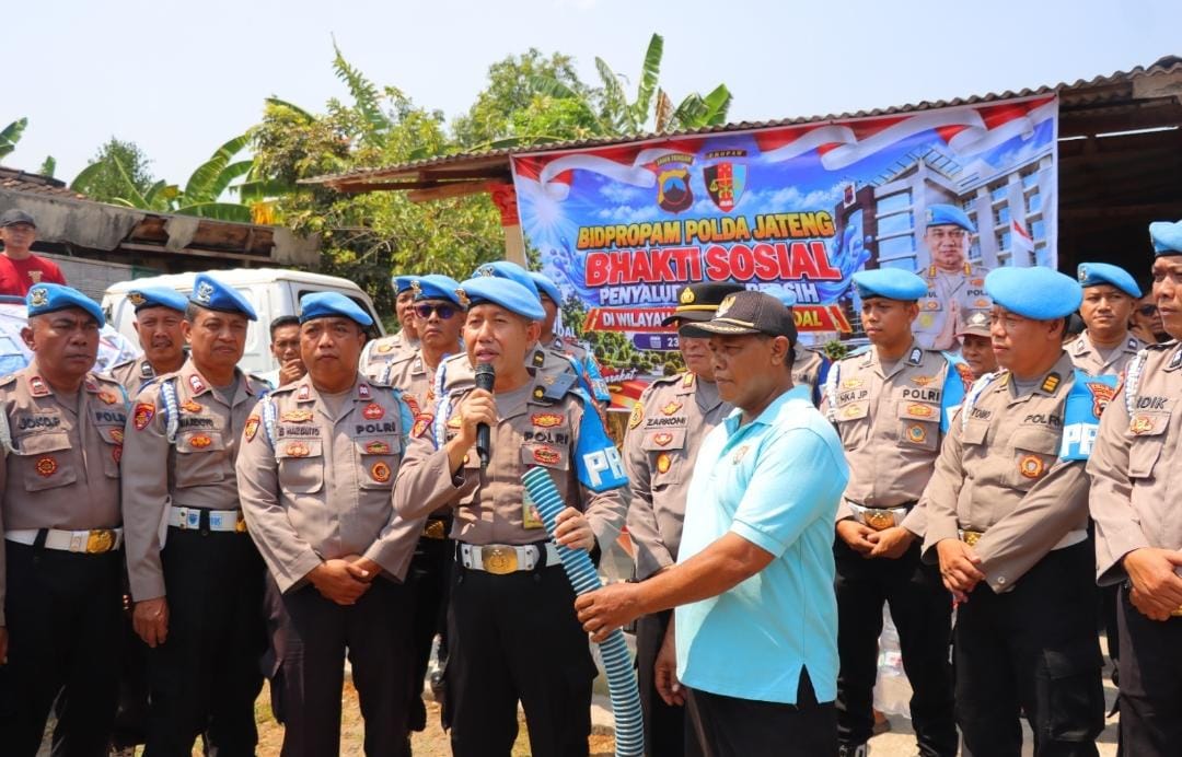Hadir di Tengah Krisis Air, Polda Jateng Salurkan Puluhan Ribu Liter Air Bersih untuk Warga Terdampak Kekeringan