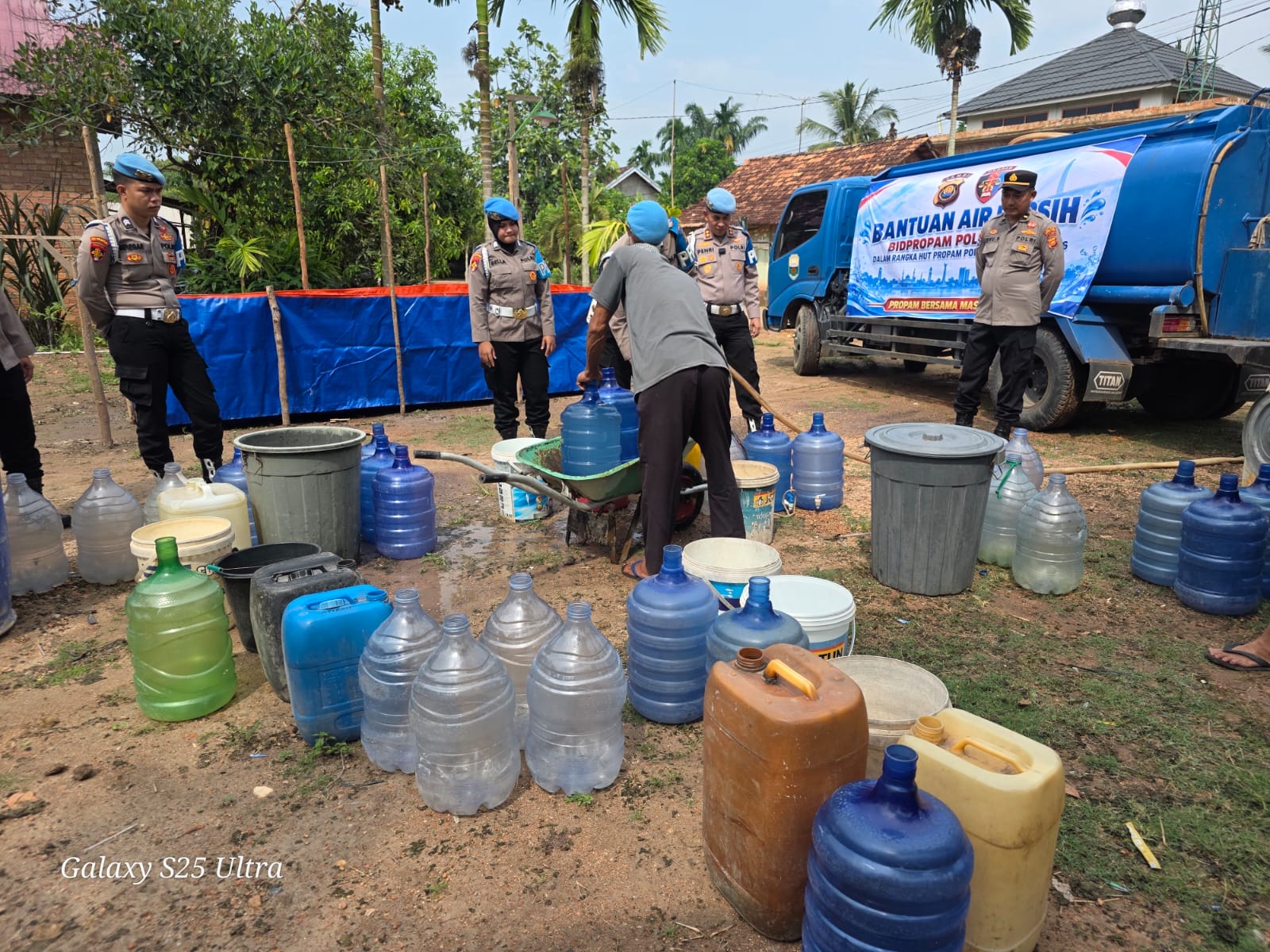 HUT Propam Polri 2026, Bid Propam Polda Jambi Salurkan 10.000 Liter Air Bersih untuk Warga Tangkit